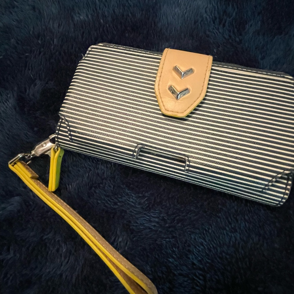 Stella & Dot Wristlet. Zippered opening with snap phone holder.